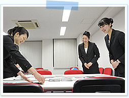 スクール受講生とレッスンに励む佑妃子さん
		（右端）